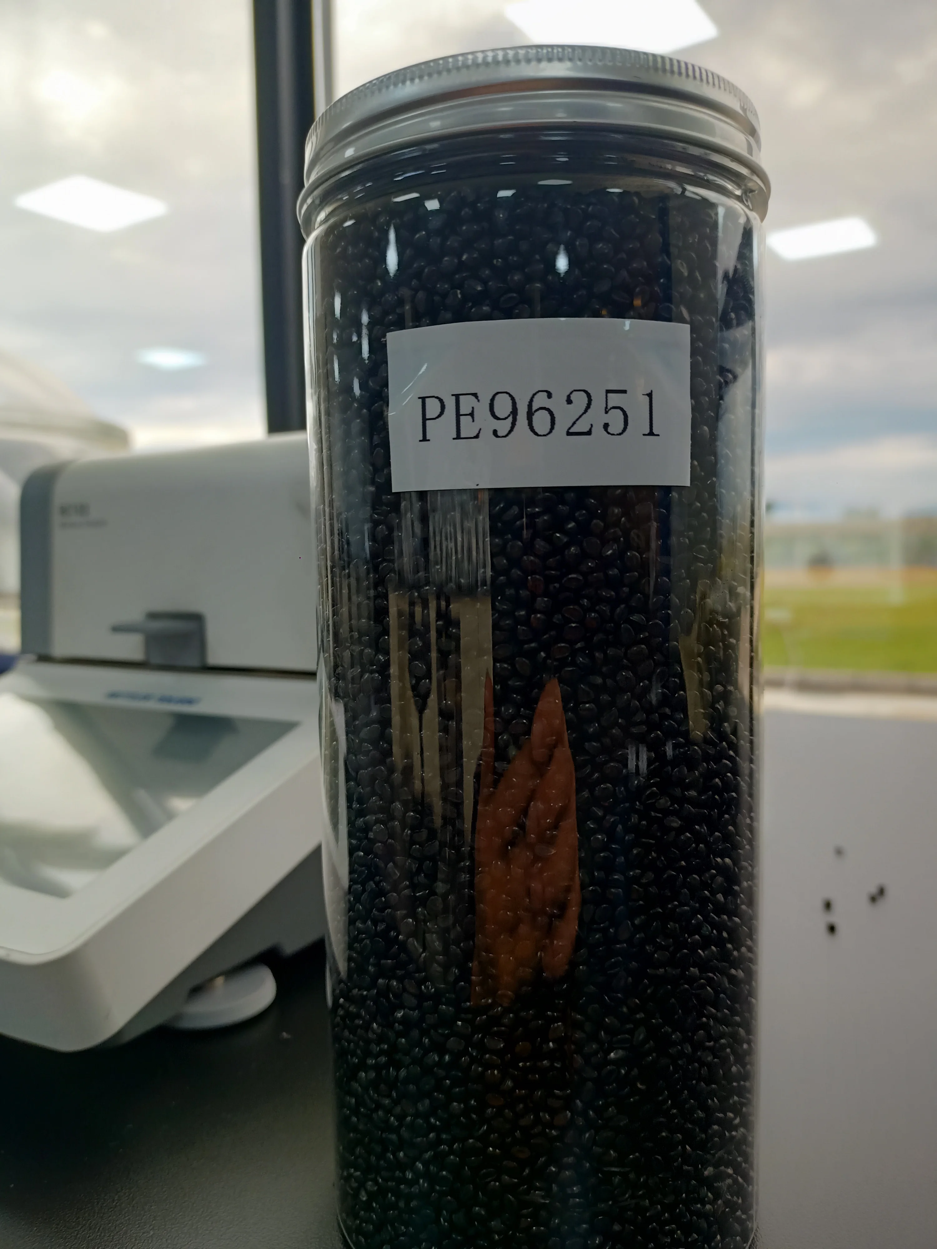 Китайская фабрика поставляющая пластмассовый материал не переработанный высокоструйный полиэтиленовый цветной мастер-пакет/черная