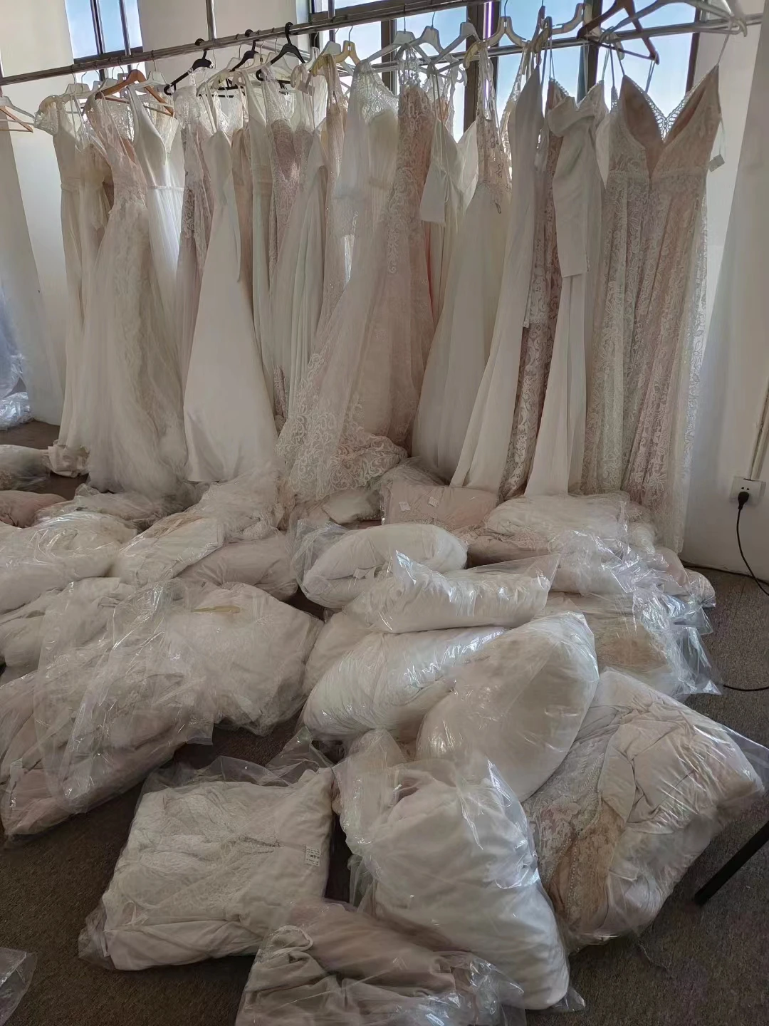 Shenzhen Feishiluo Wedding Dress Co., Ltd. 2