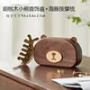 Caja de joyería de madera de nogal con forma de oso y peine de masaje con forma de delfín.