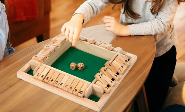 Juego De Mesa De Dados Rápido – 80 Dados Coloridos, Tablero Portátil Para 4-6 Jugadores, Ideal Para Viajes, Fiestas Y Noches De Juego En Familia