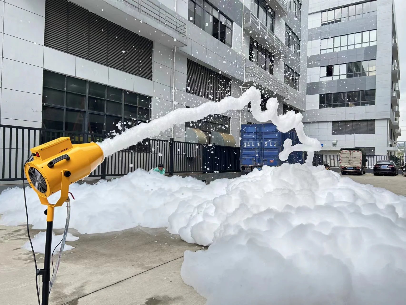Design 1000w Mini Outdoor Spray Foam Machine Party Cannon For Swimming