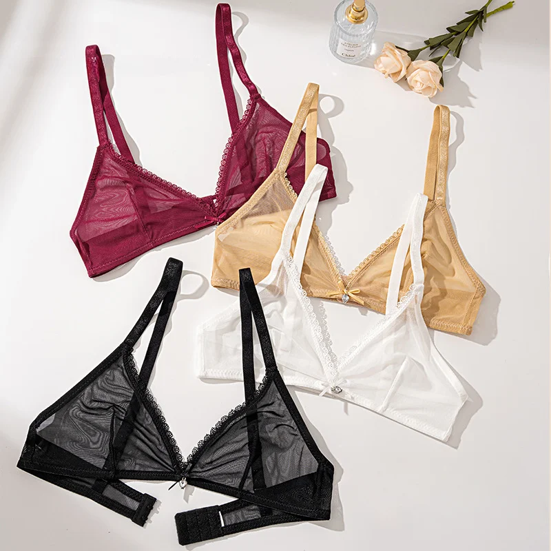 870 V-neck and lace trim detail