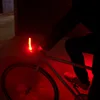 Carcasa negra con luz roja.