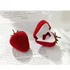Caja de Fresas Rojas + Anillo