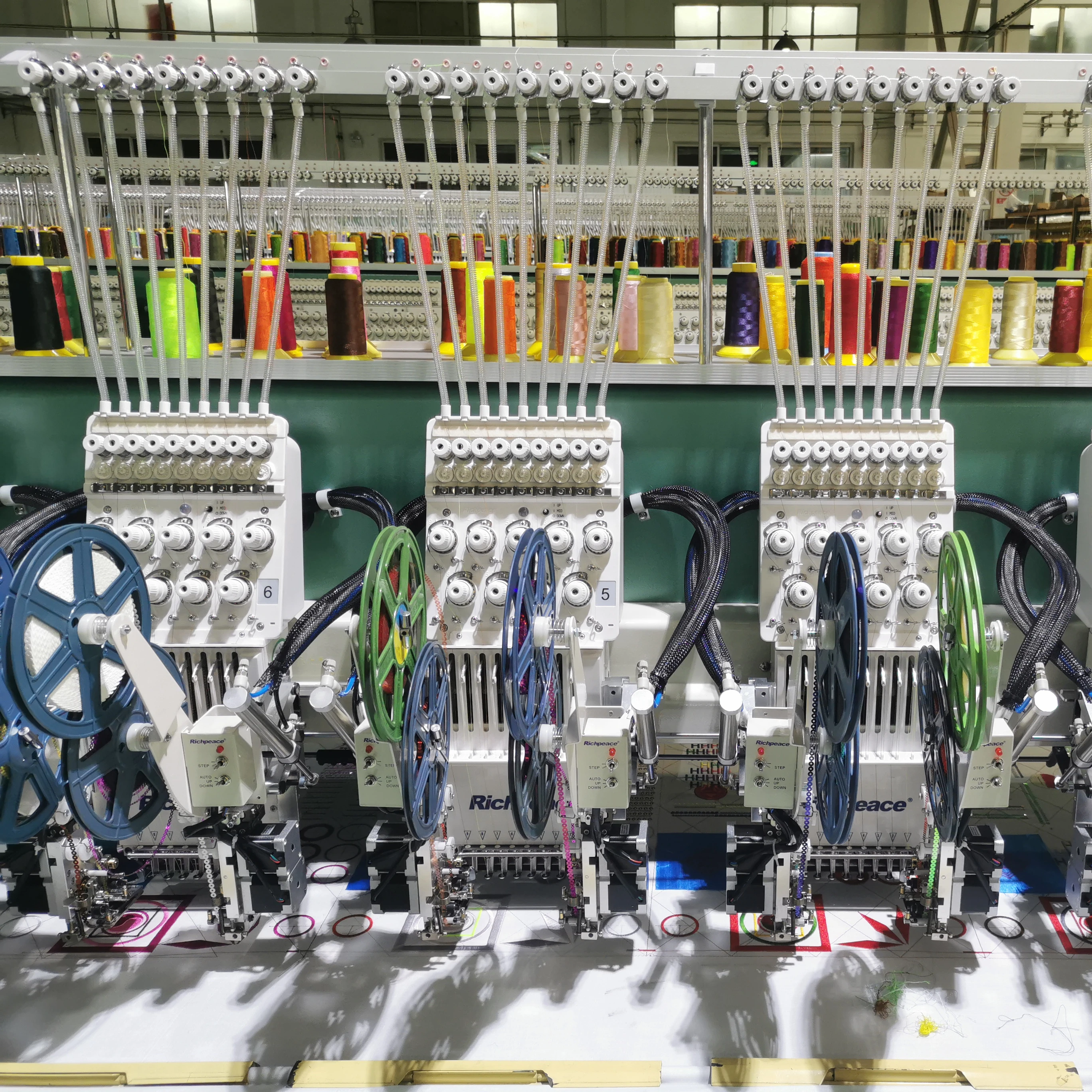 Высокоскоростная компьютеризированная вышивальная машина Richpeace с четырьмя блестками