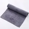 Gris oscuro