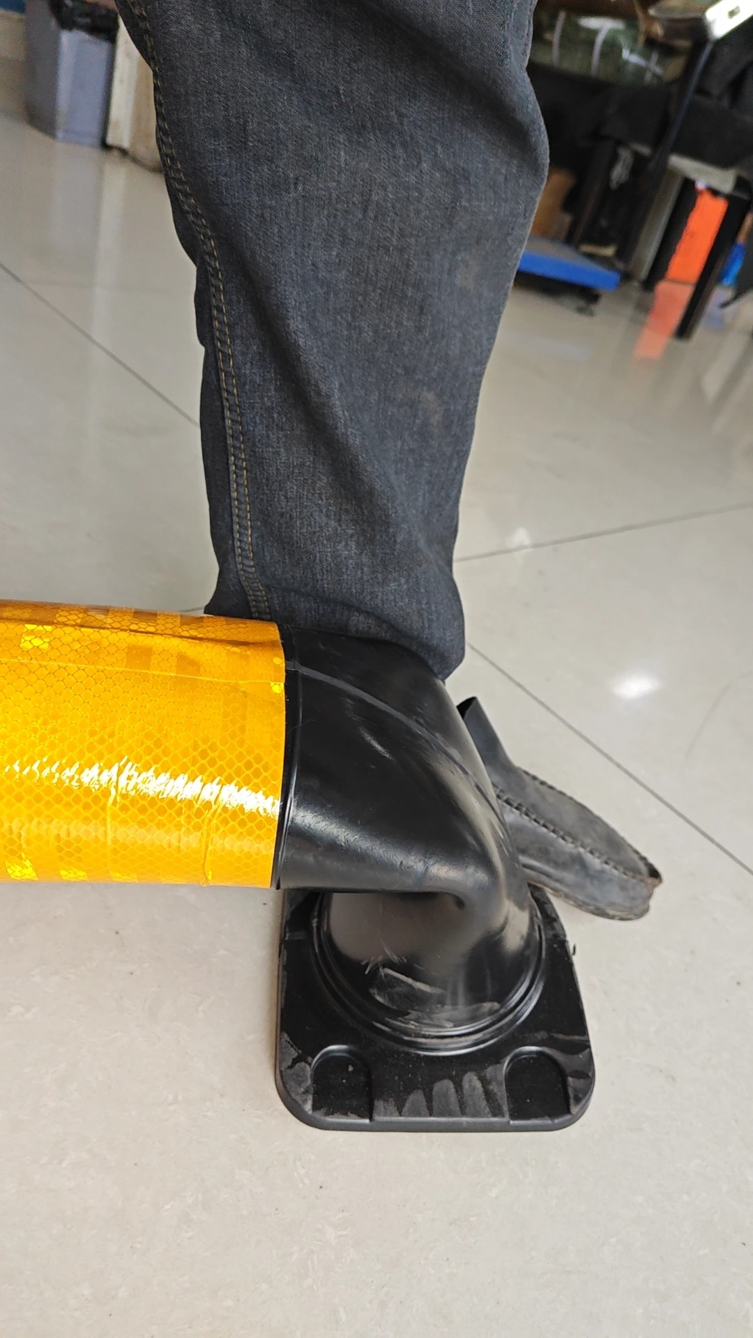 High Visibility Recycled Rubber Bollard Guard with Reflective Traffic Warning Features details