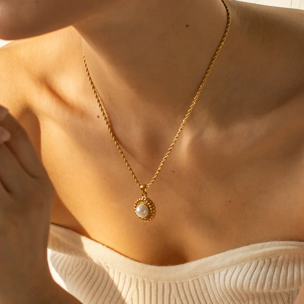 Retro Jewelry Twisted Croissant Round Pearl Pendant Necklace 18K Gold Plated Stainless Steel Pearl Pendant Necklace