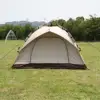 Dos puertas y dos ventanas hechas de oro fluido.