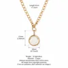 Collana con ciondolo rotondo trasparente.