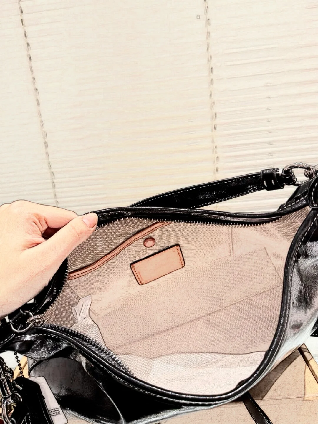 French Niche Design Cowhide Solid Color Clip Closure Clamp Single Strap High-end Fashion Urban Minimalism Winter 2025 Middle