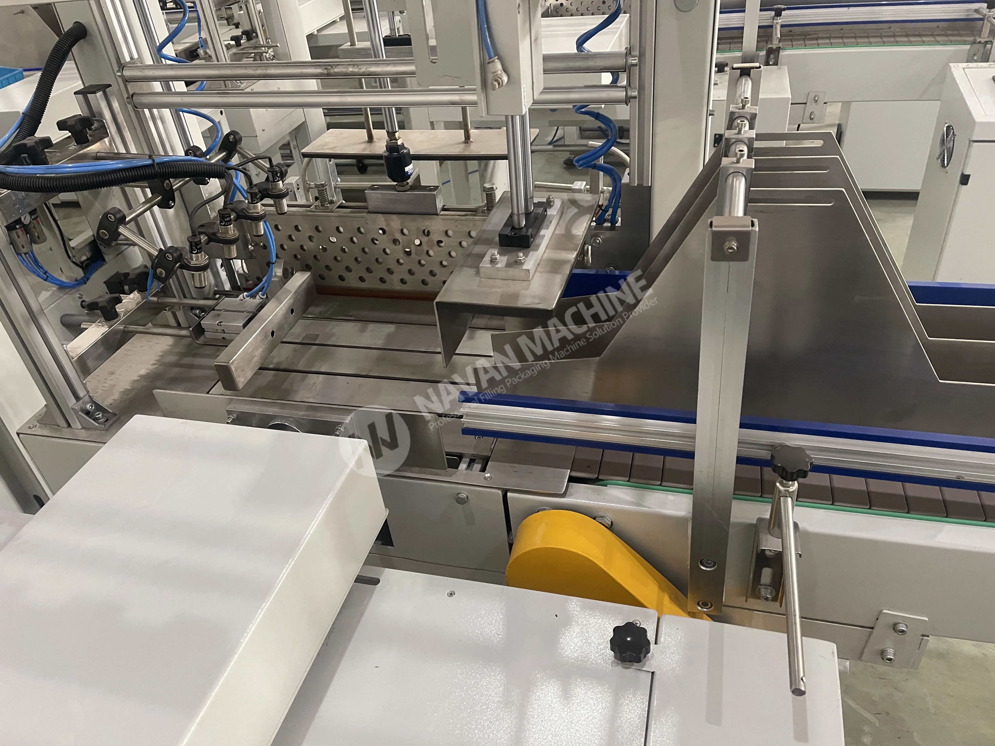 Heat Shrink Film Wrapping Machine Automatic Plastic Bottle PE Film Packaging Machine for Water Juice Carbonated Drink Bottle factory