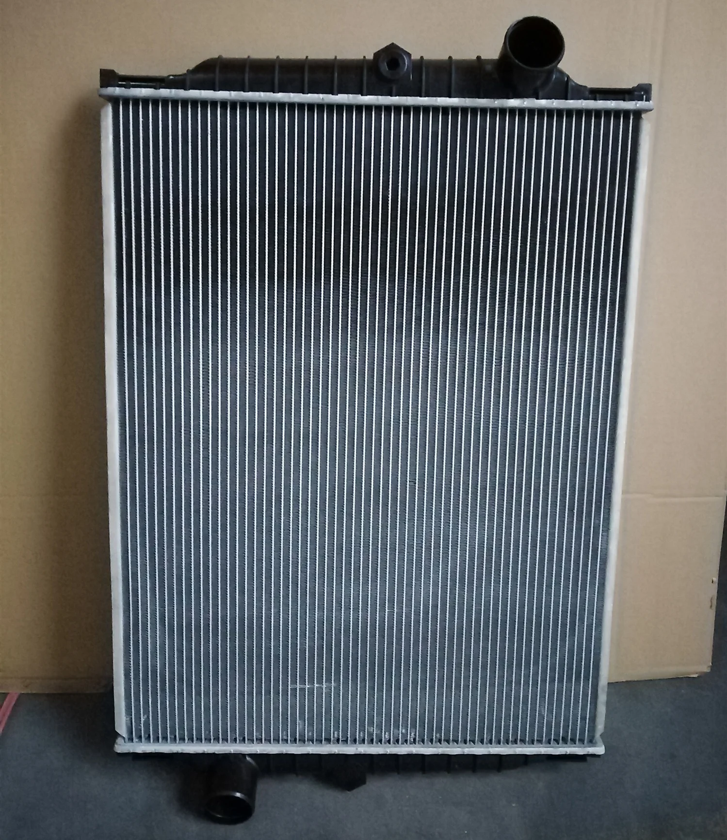 Source 8113629 8149642 Aluminum radiator for VOLVO FL6 MT European 