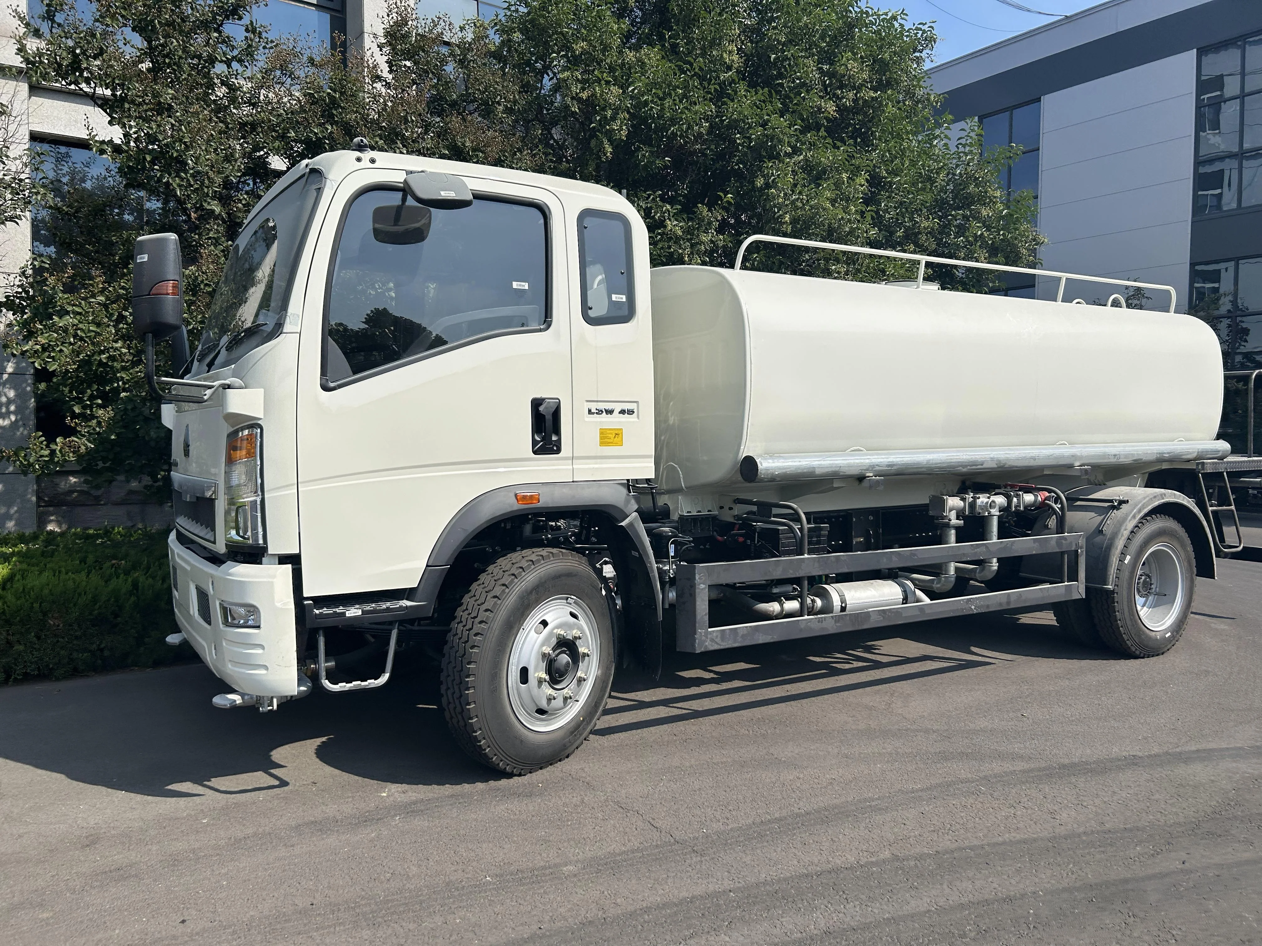 HOWO 4X2 5000L Water Bowser Tank Truck Road Cleaner Truck