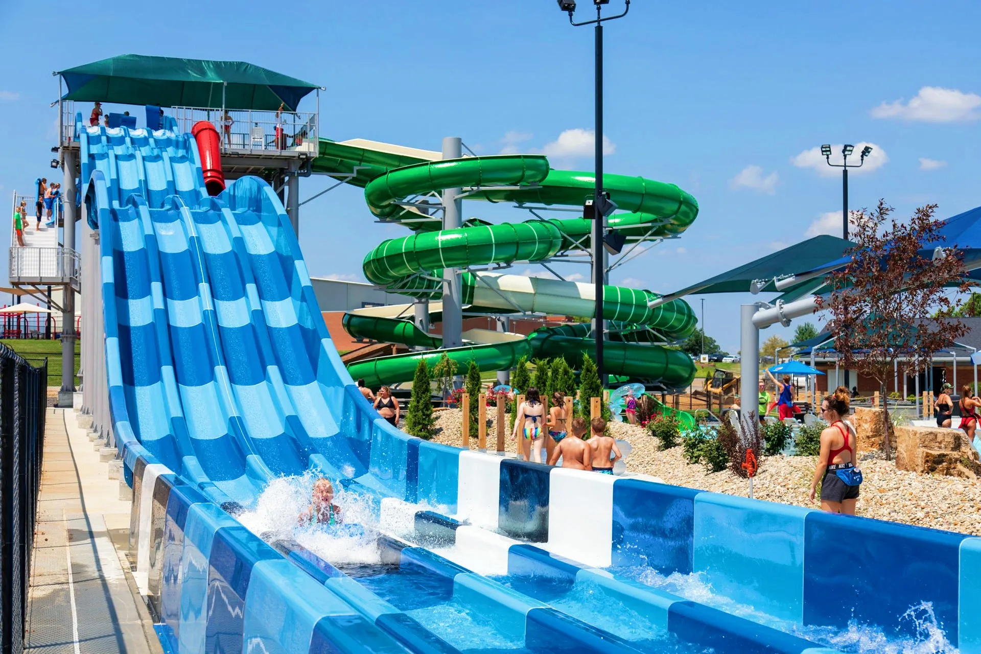 Non-Inflatable Fiberglass Water Slide with 10 Years Service Life Ending with Pool for Kids and Adults