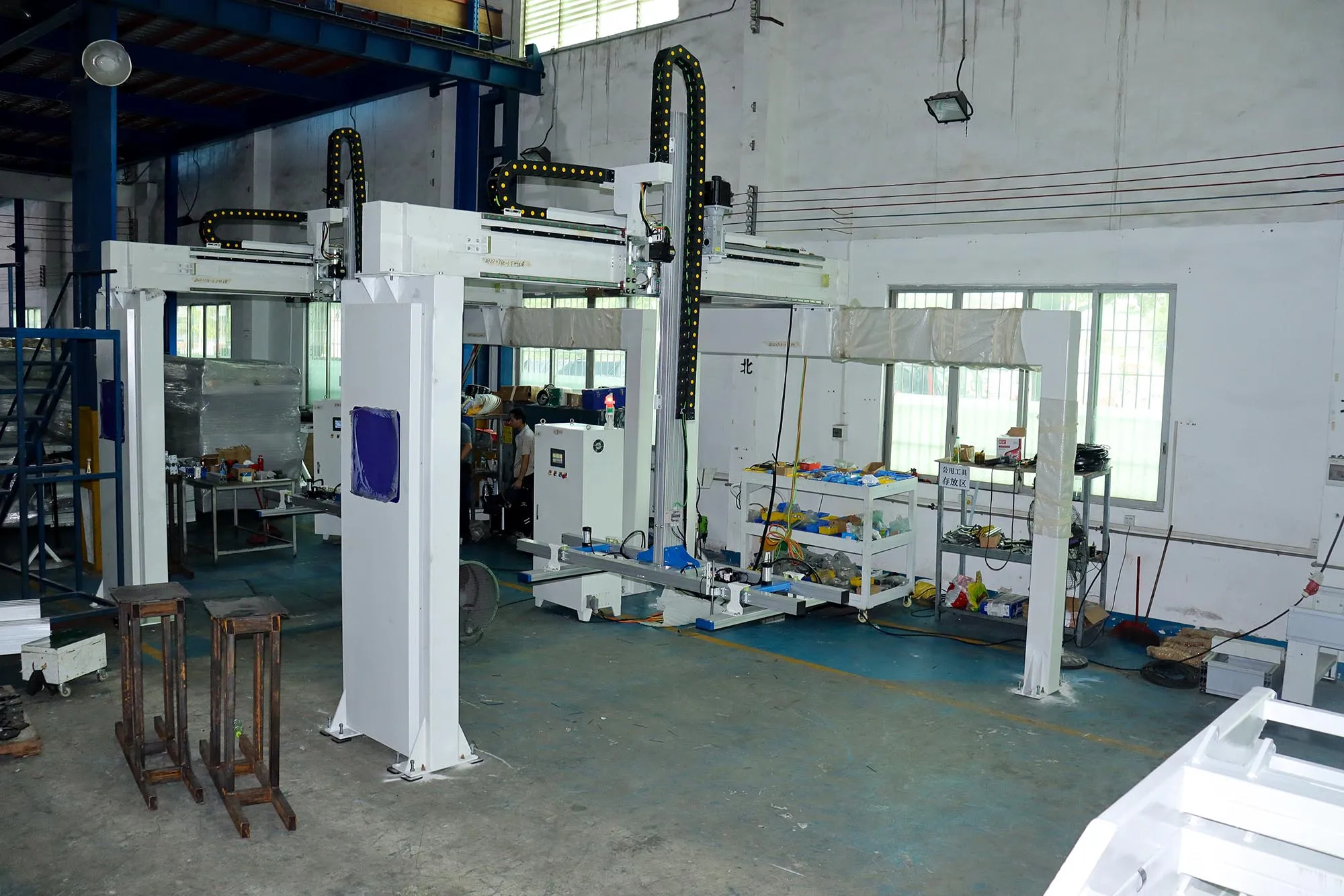 Hongrui Other Woodworking Machinery Automatic Vacuum Panel And Door Gantry Loading Sucking Machine Lifter Machine