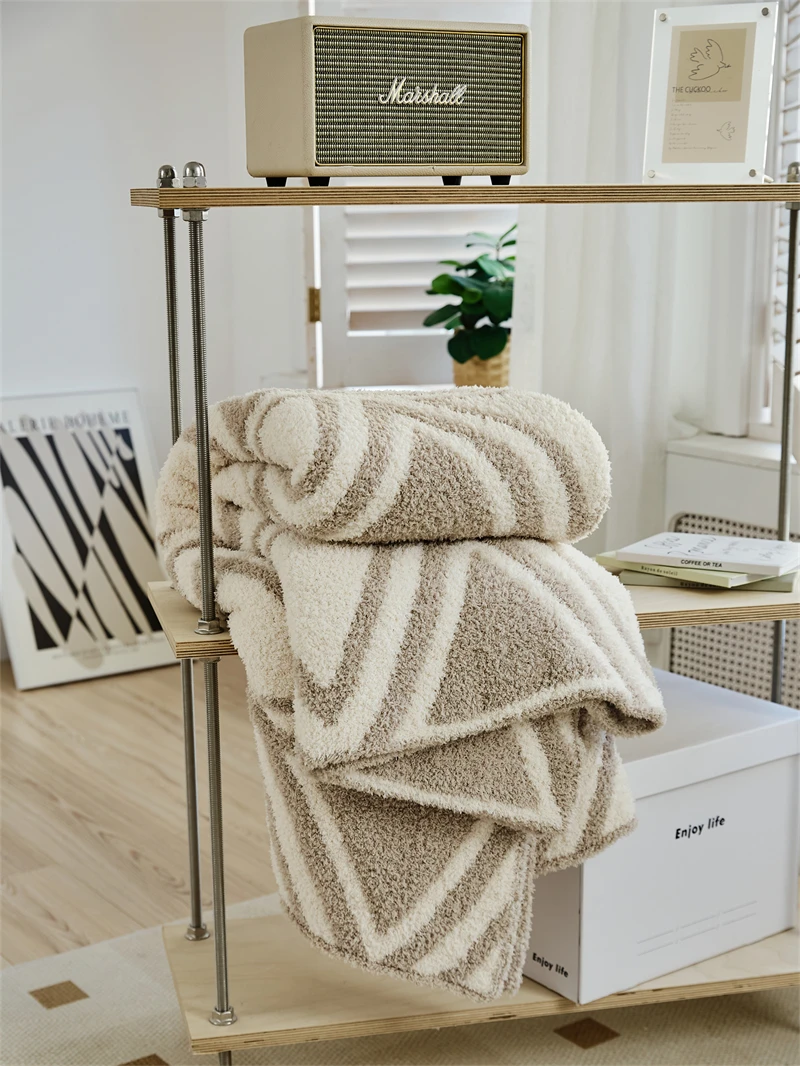 Hot Selling Minimalist Triangular Pattern 100% Polyester Fiber Knitted Blanket oy details