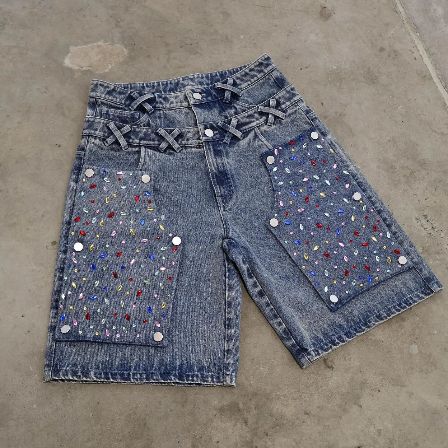 Tagagawa ng Denim na May Dobleng Baywang, Diyamante sa Tuhod, Rhinestone, Maluwang na Cargo Jeans Denim Shorts para sa Lalaking Jorts