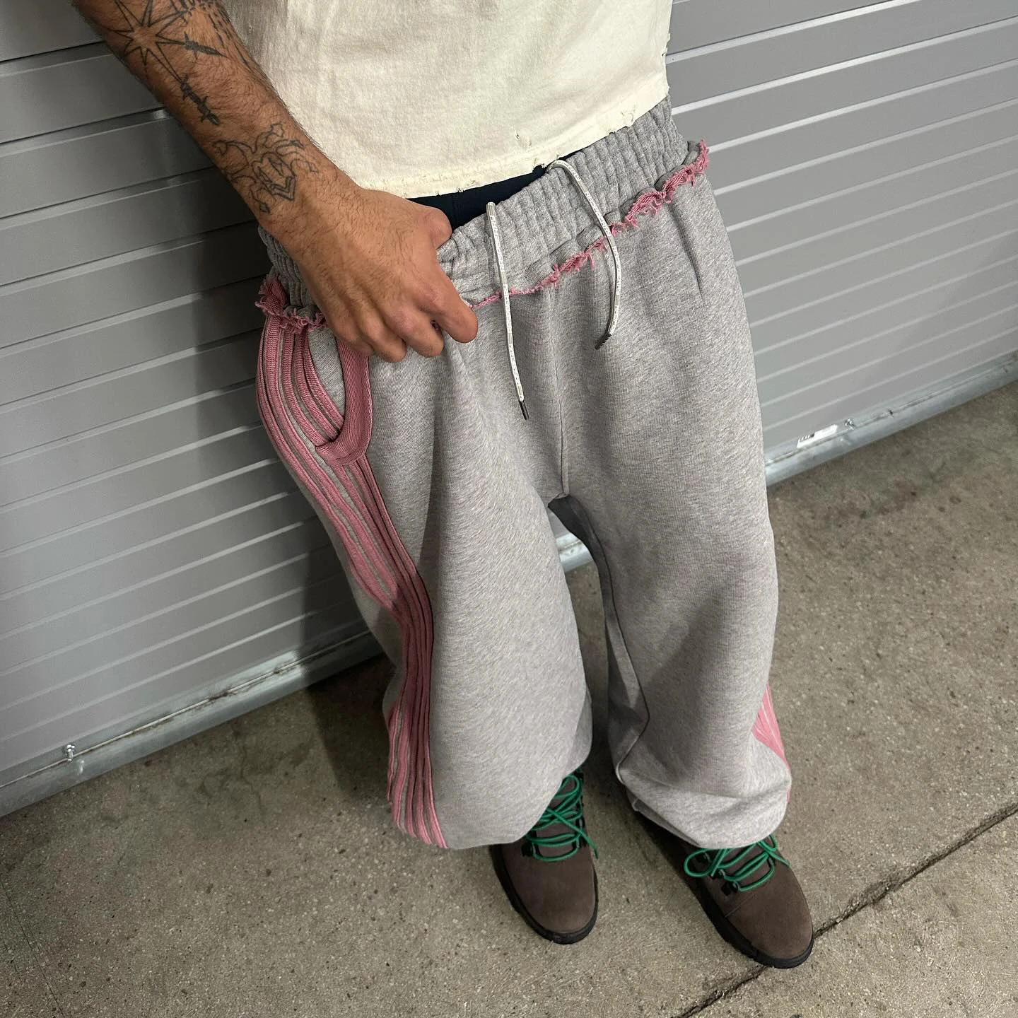 High Quality Custom Reverse Stitching Men's Terry Cotton Side Stripe Stacked Wide Leg Baggy Jogger Sweatpants manufacture