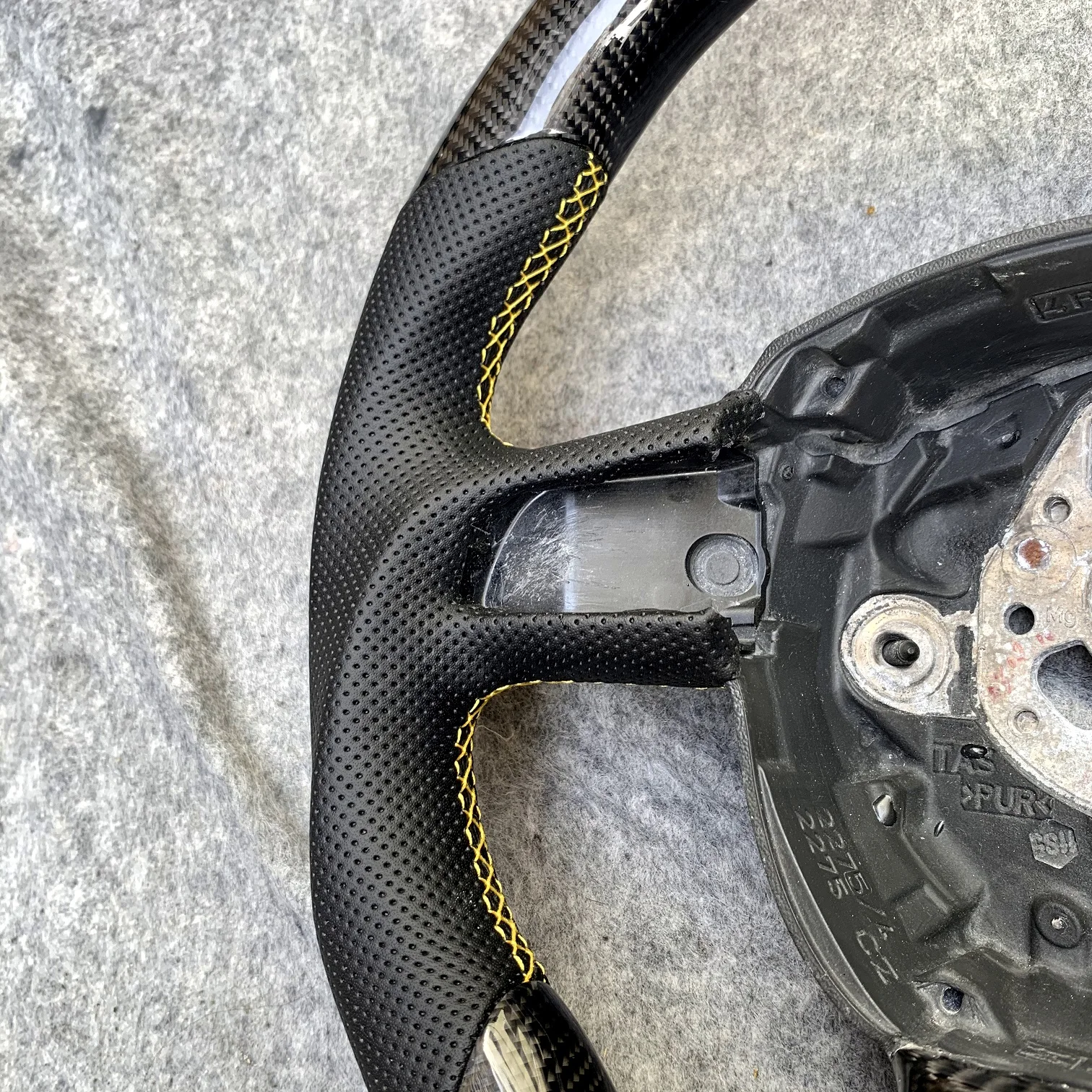 Flat bottom gloss carbon fiber steering wheel suitable for Audi B7 A5 S5 with black perforated leather sides yellow stripe