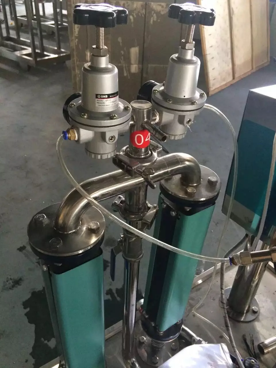 Small Manual Four Heads Sparkling Water Filler Equipment Carbonated Beverage Soft Drink Liquid Filling Machine