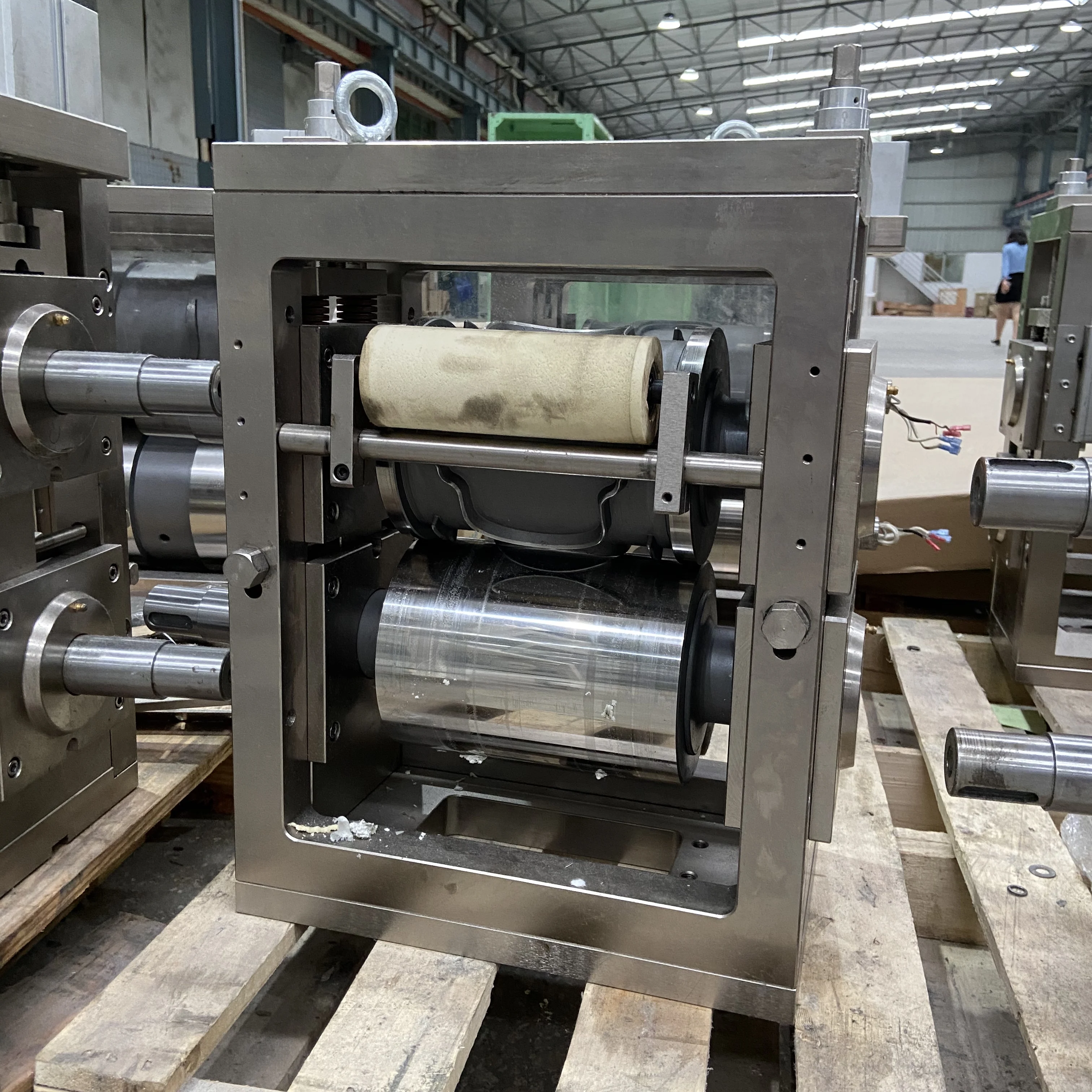 Automatic Core Cutter for Sanitary Napkin or Baby Diaper Machine with Quality Warranty
