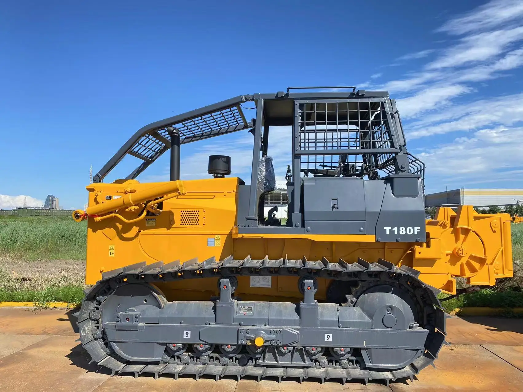 Бульдозер с лесозаготовкой марки Yishan T180F