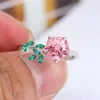Anillo de oro de 10 quilates con zafiro de laboratorio.