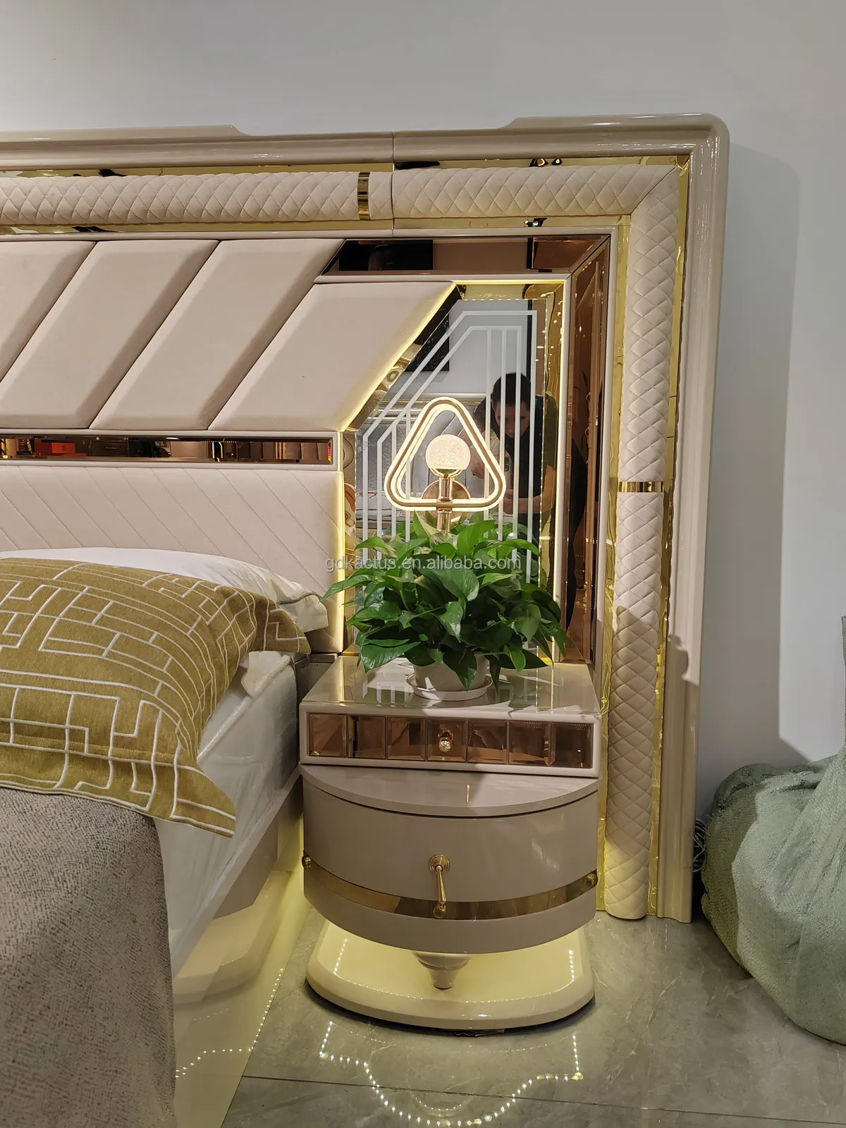 2023 Brand New Design Modern Wooden Luxury Royal Bedroom Furniture Set