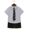 camisa + pantalones cortos + corbata