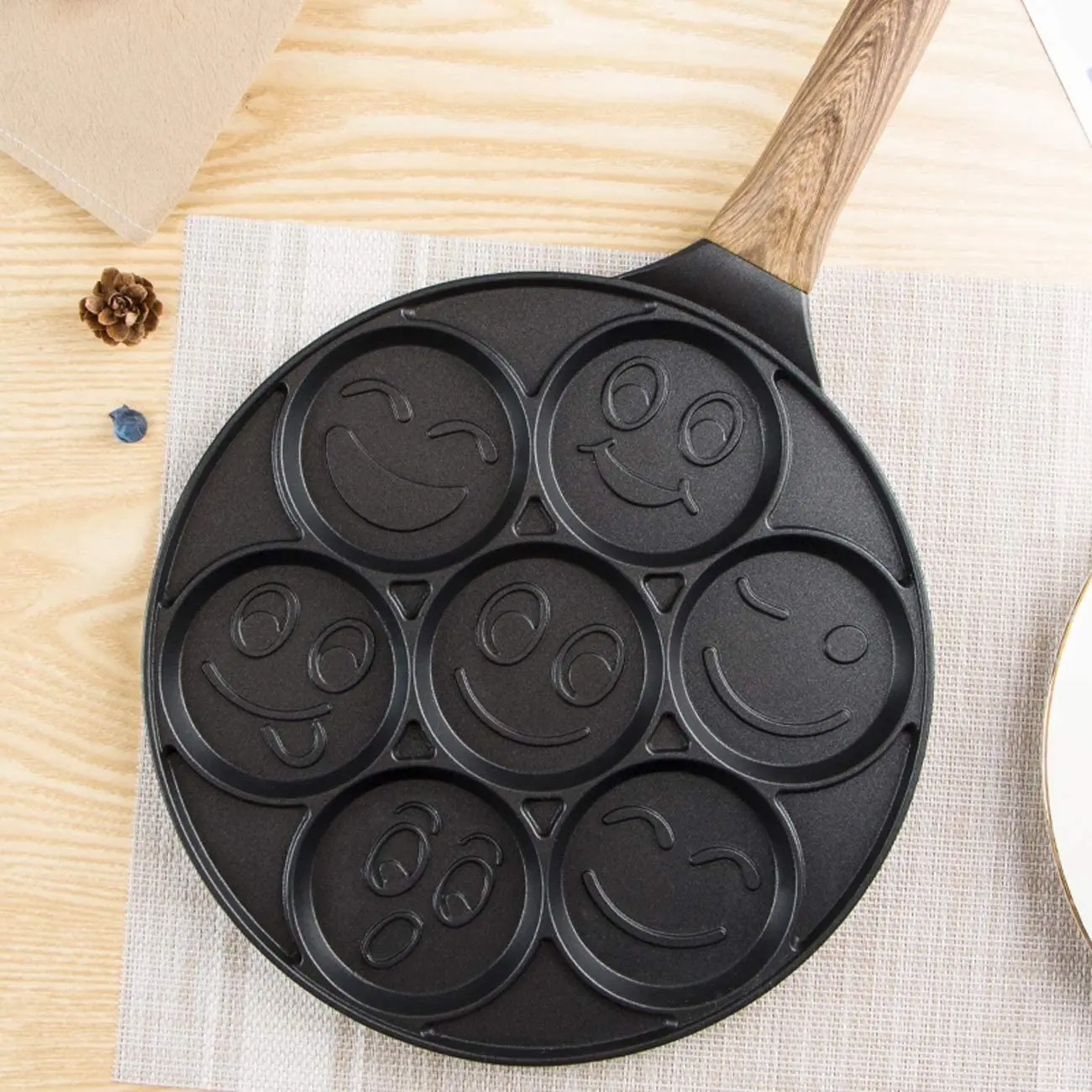 Emoji Smiley Face Pancake Pan - Non-stick Pan Cake Griddle with 7 Unique  Flapjax