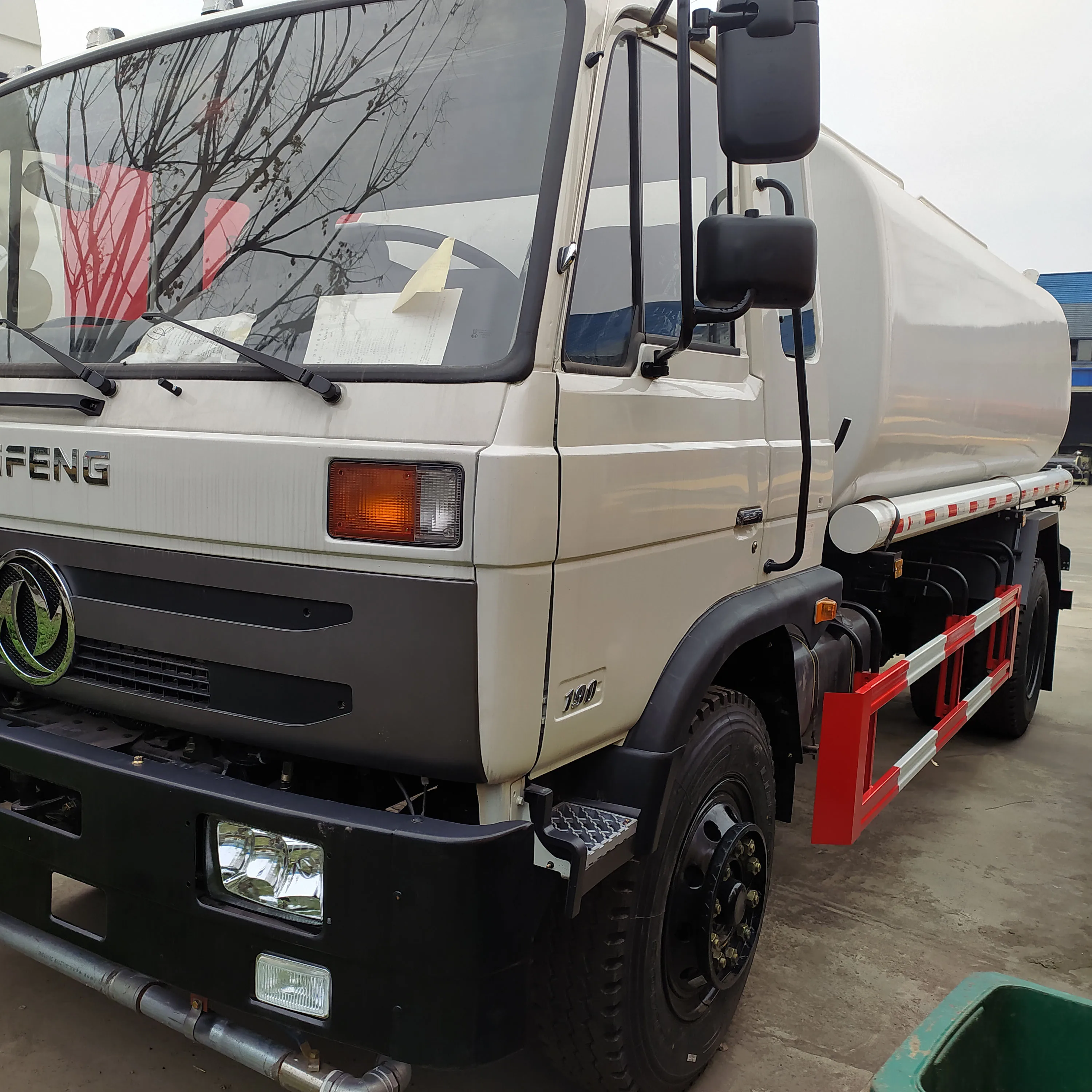 Dongfeng 4*2 левосторонний распылитель воды 15 куб. М тонн 15000