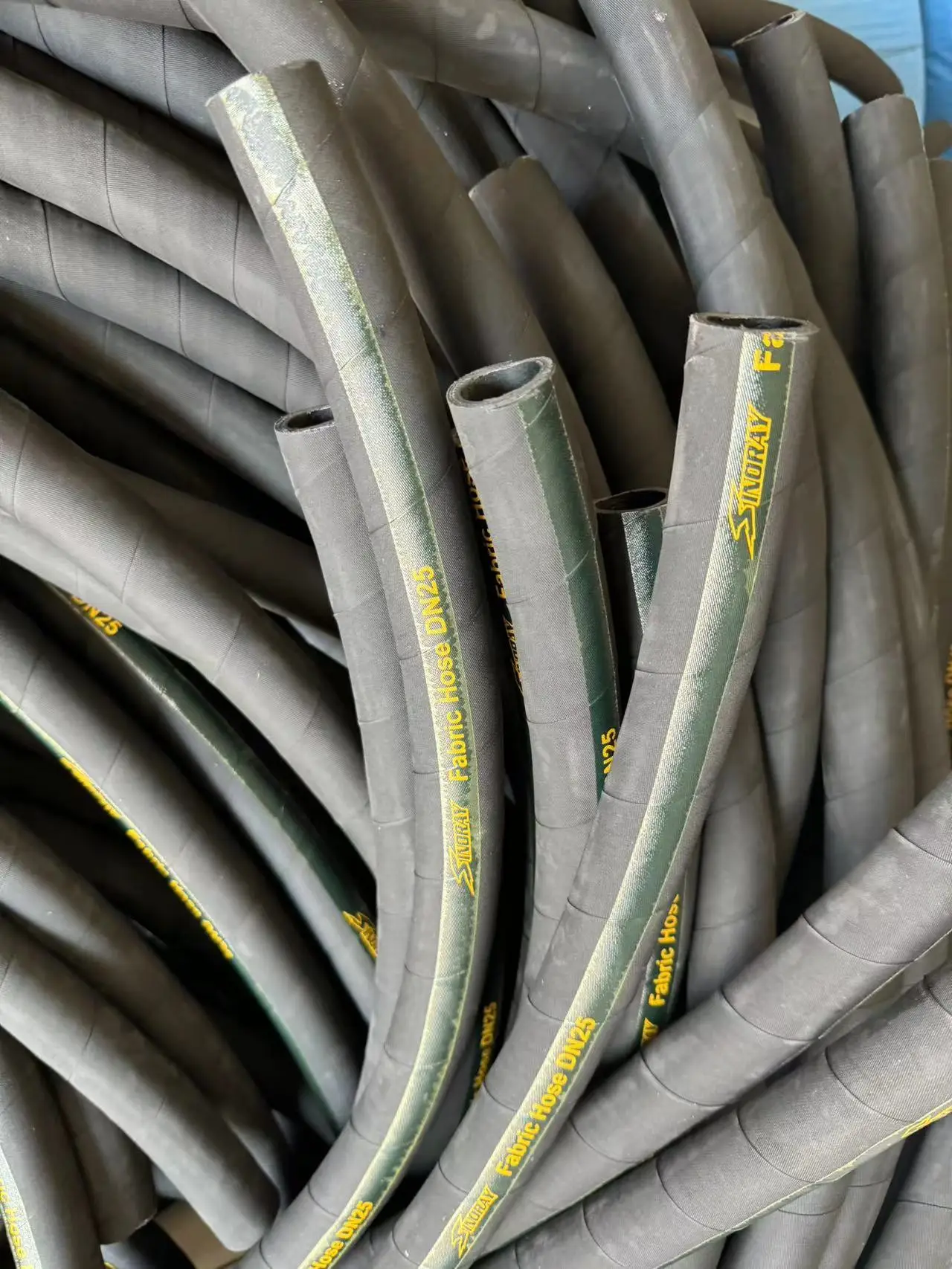 High-pressure Rubber Hose 3/8 EN853 1SN/2SN/4SN Oil-resistant and Wear-resistant Hydraulic Hose