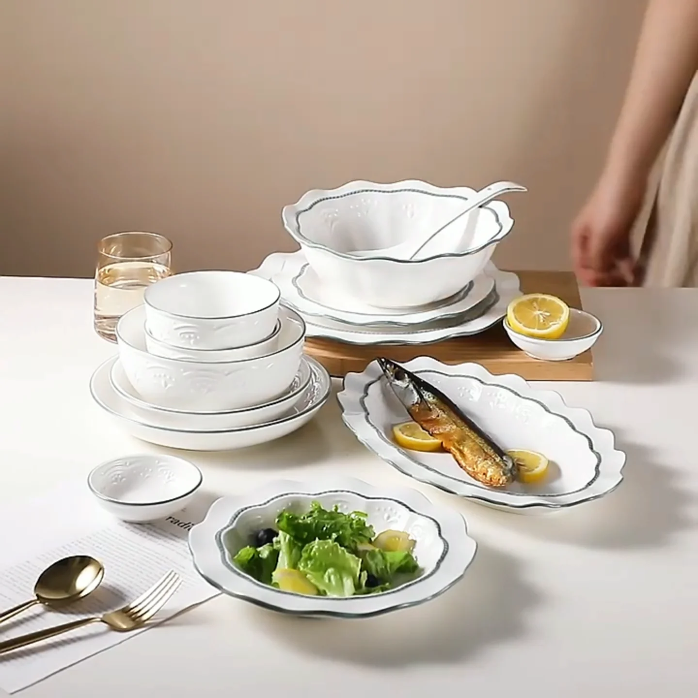 European Style Embossed Surface Floral Edge Design Custom Tableware Plates Luxury Ceramic Dinner