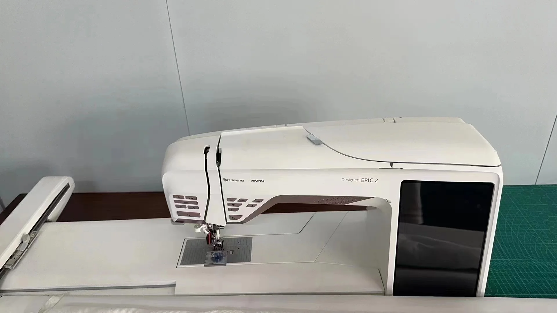 Used Hus G Varna Viking Epic 2 Sewing And Embroidery Machine Buy Used