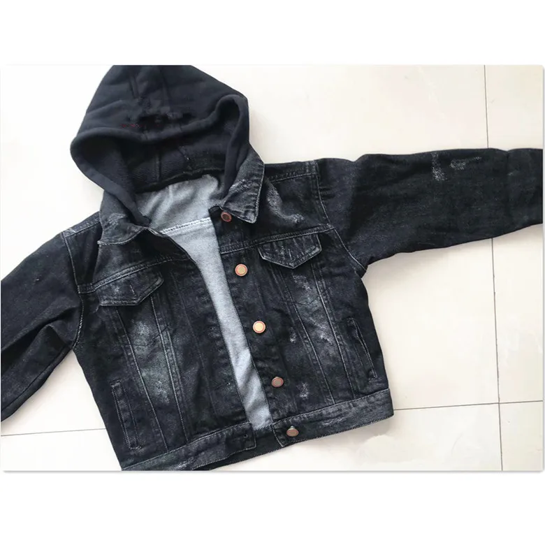 jean jacket with black moletom com capuz