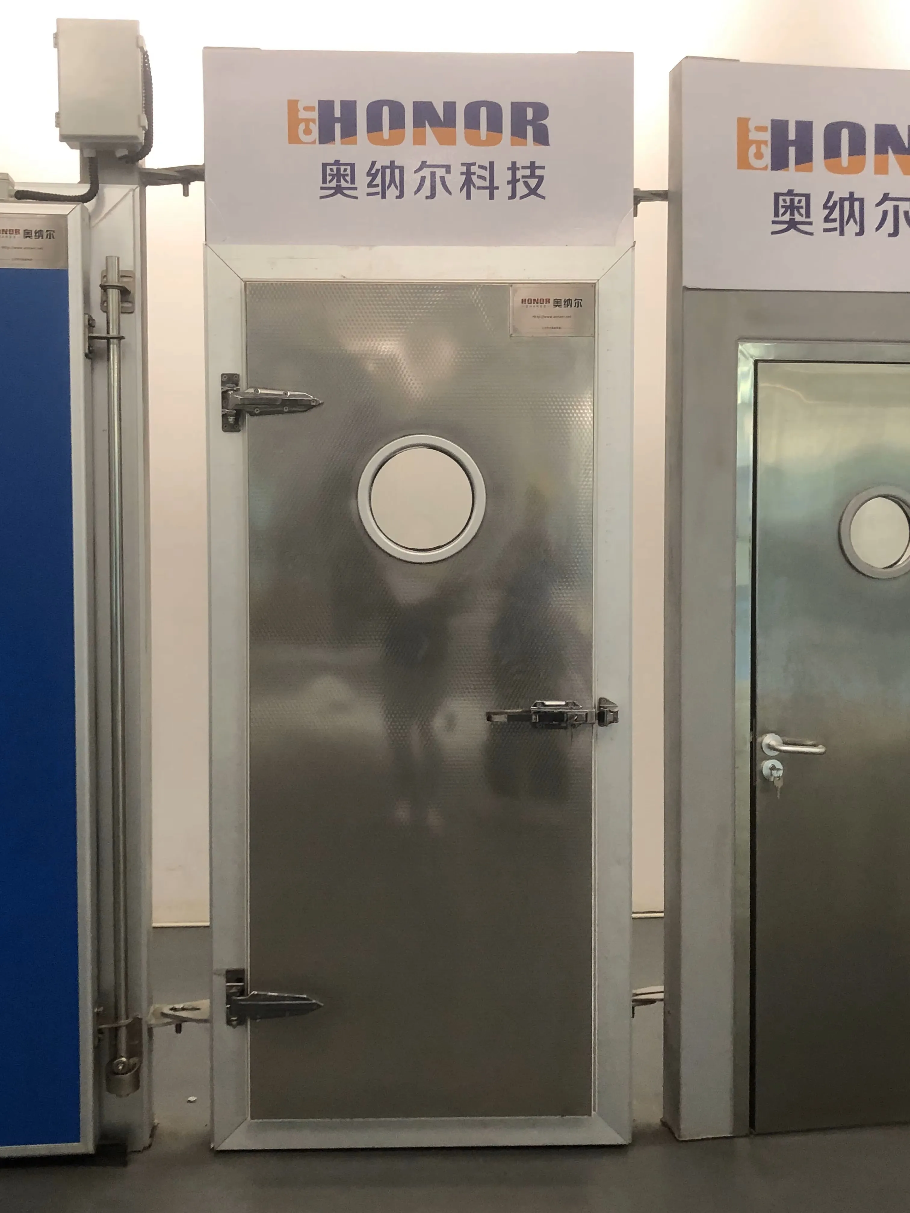 Competitively priced construction refrigerator doors for frozen item storage