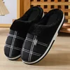 Nouveaux chaussons noirs pour hommes