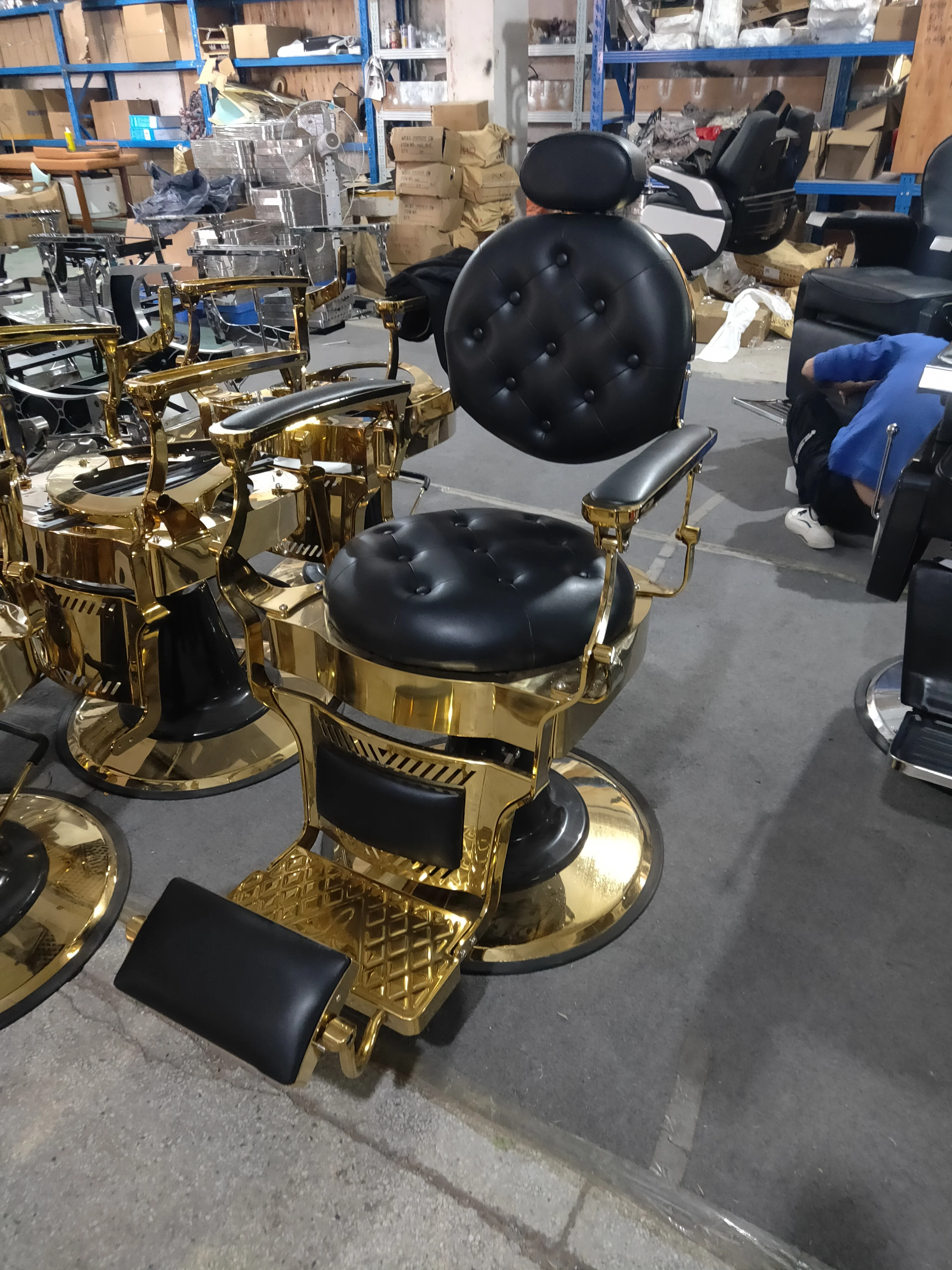 READY for SHIPPING Latest European Style Aluminium Alloy Heavy Duty Gold and Black Barber Chairs Styling Chairs Salon Chair