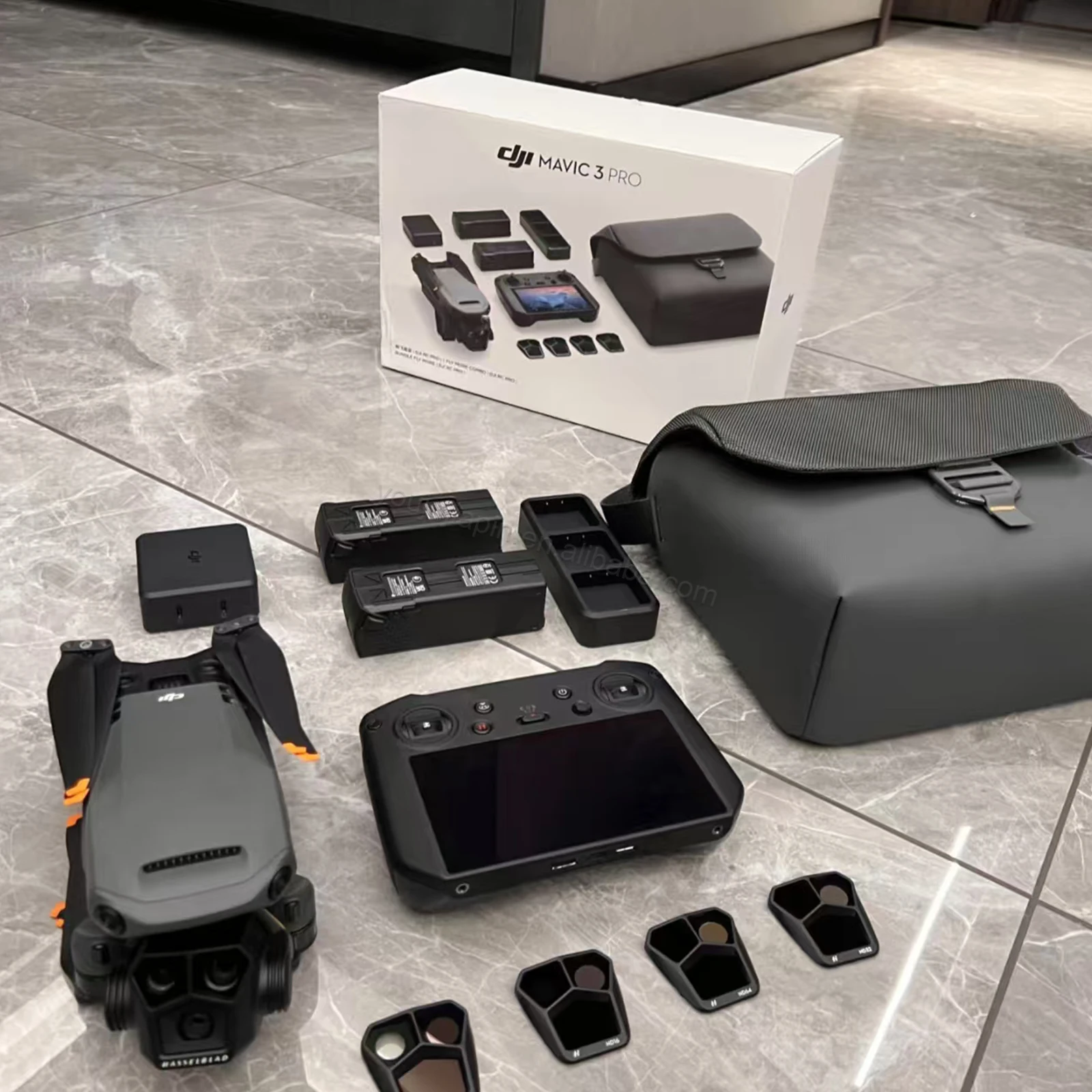 En stock DJI Mavic 3 Pro Cine Premium Combo Tri-Camera Apple ProRes Support 23-Min Max Temps de vol 10km Transmission vidéo HD En stock DJI Mavic 3 Pro Cine Premium Combo Tri-Camera Apple ProRes Support 23-Min Max Temps de vol 10km Transmission vidéo HD