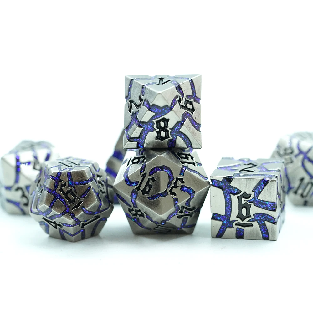 Soilseach Tionsclaíochta Crith Metal Dice Set 7 Pcs Gearrúid Zincai Dnd Dice Set do Dungeons agus Páipéir D&d Le Bosca Plastaigh