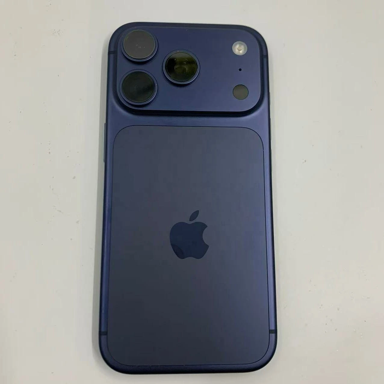 中古 Apple iPhone 17 Pro Max 256GB シルバー 極上品 6.9インチ Super 