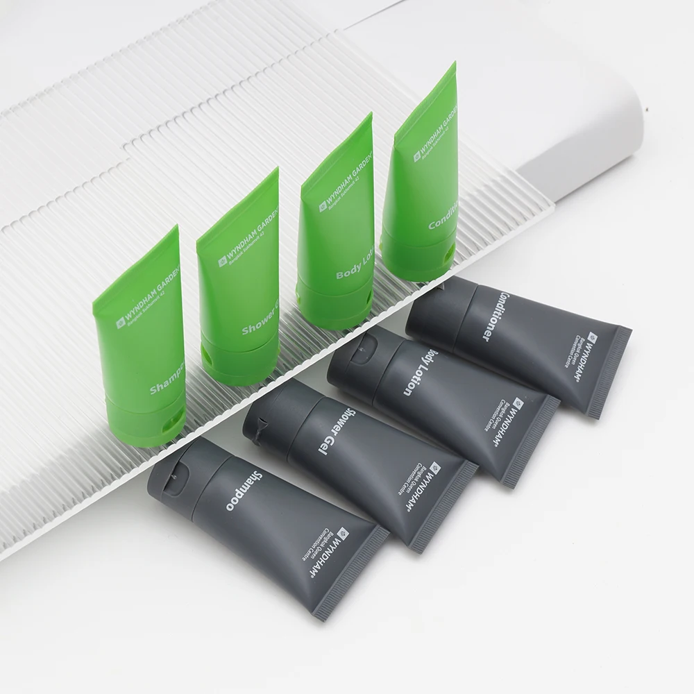 покупатель в супермаркете. индивидуальные товары. магазин продавец и покупатель. корзина товаров. индивидуальные товары.