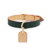 Collare in pelle verde scuro con targhetta
