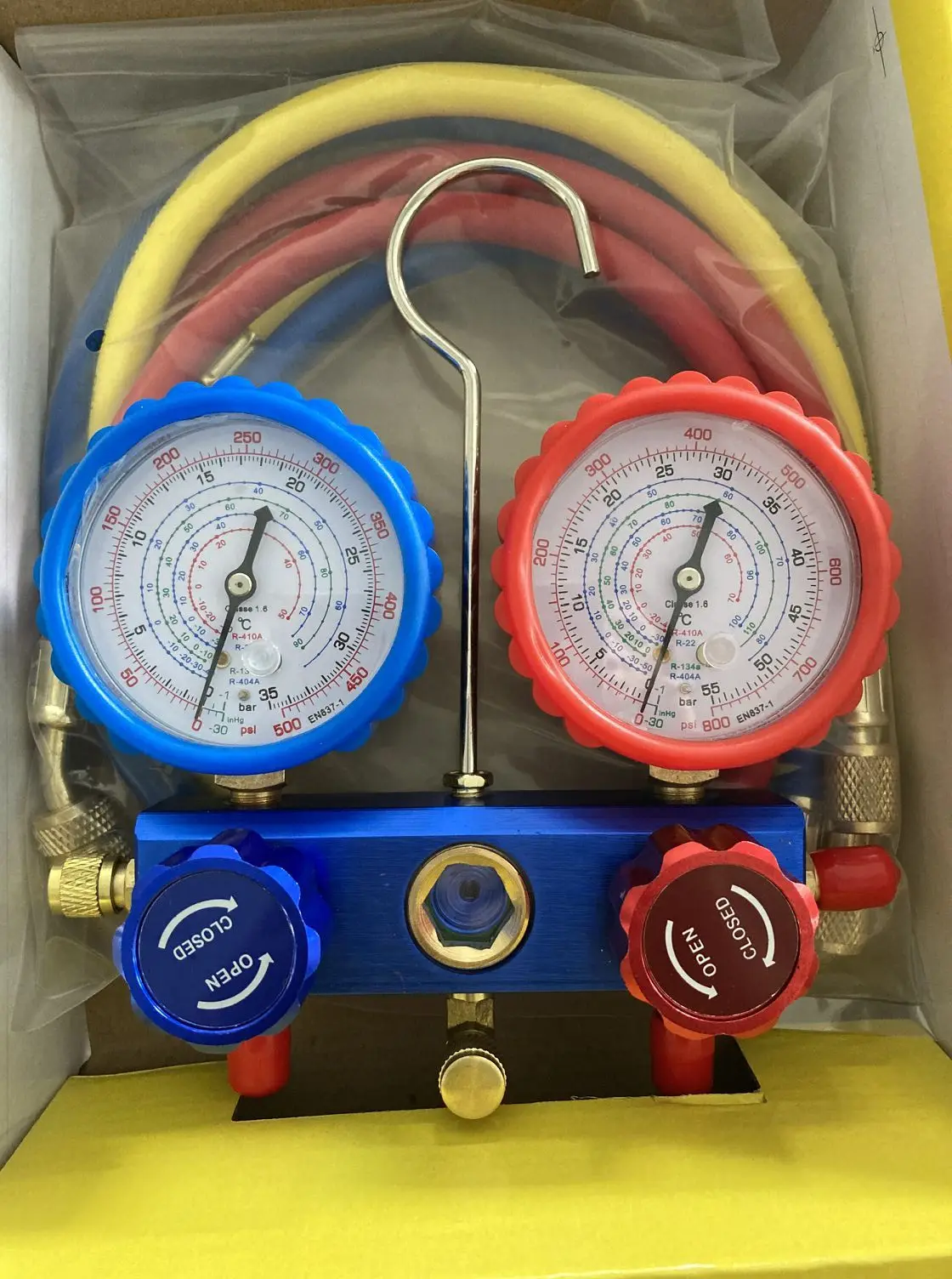 Auto Air Conditioning R134a Manifold Gauge with charging hoses and quick couplers details