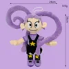 Fille aux longs cheveux bouclés dans un emballage violet basique