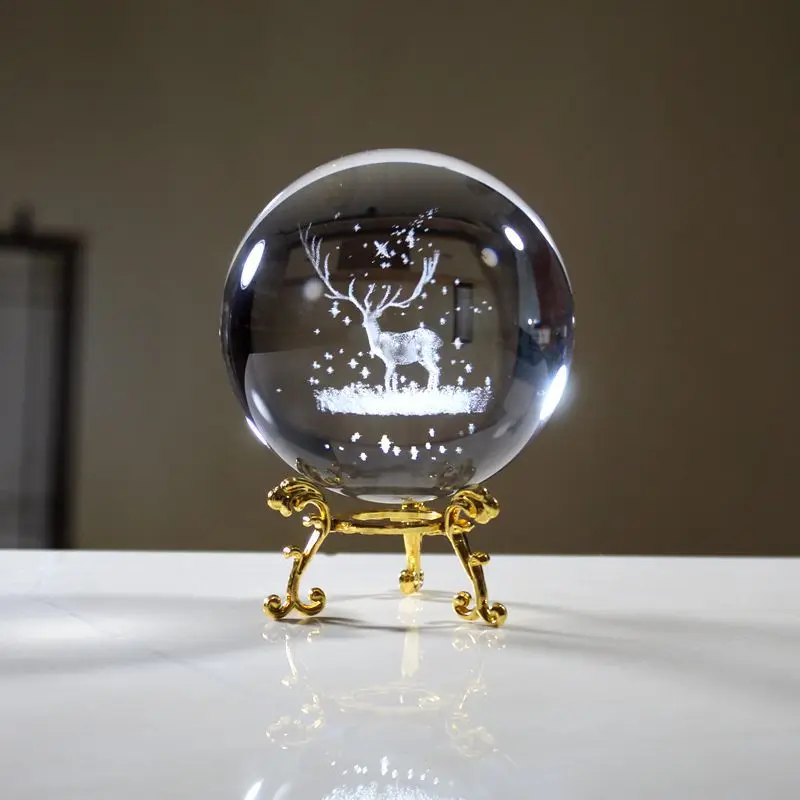 Exquisite Christmas Geschenke niedriger MOQ Fabrik Großhandel Kristall Kunstgegenstände Kristallkugel Hirsch 3D Lasergravur Glas Kugel mit Metallsockel