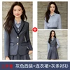 Cappotto grigio + vestito + camicia a righe grigie