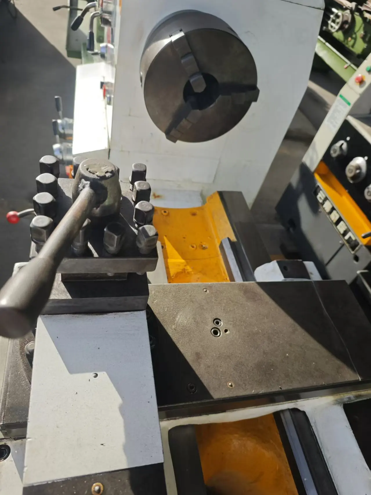 Second-hand Guangzhou Machine Tool 1m Manual Gap Bed Lathe in Good Condition