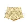 pantalones cortos amarillos